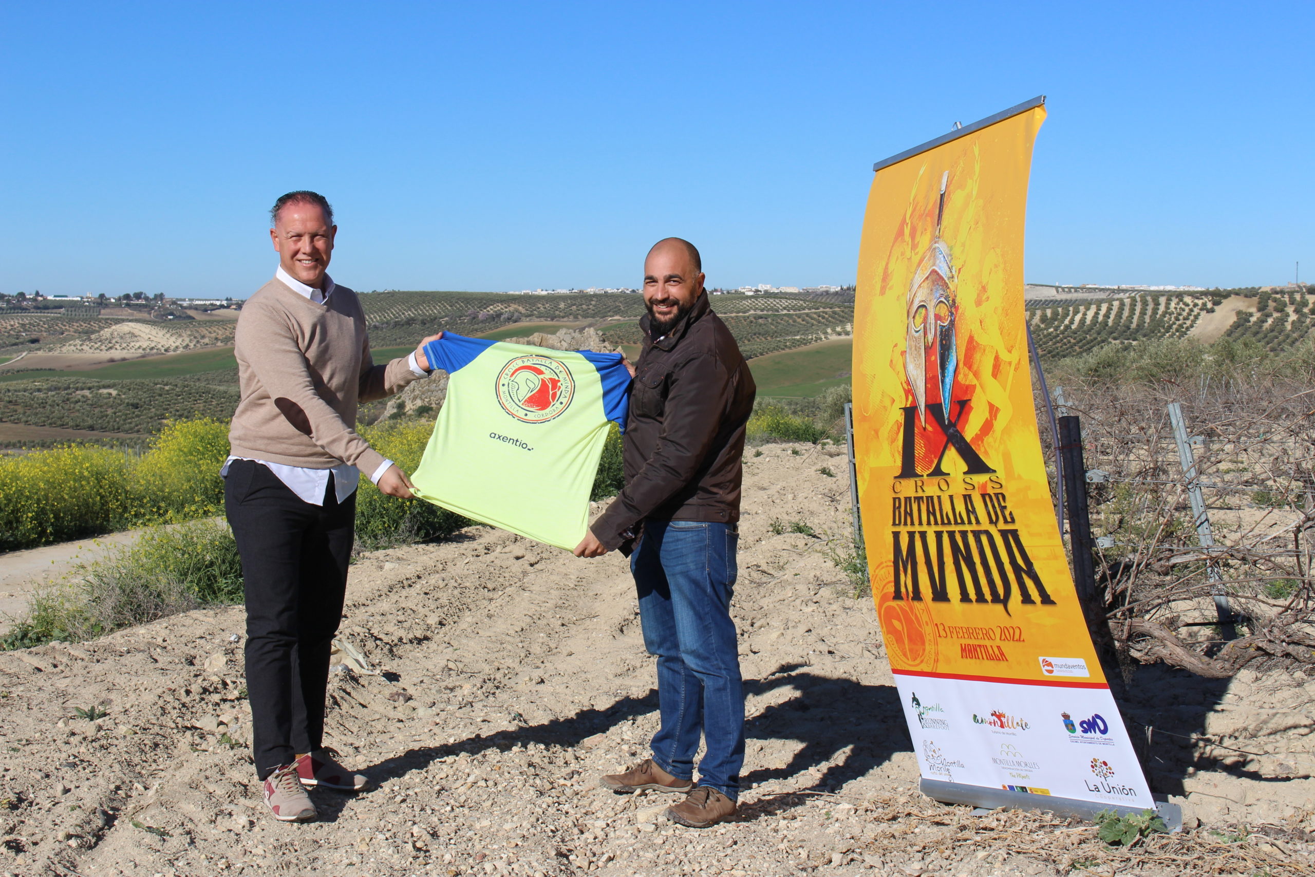 El concejal de Deportes, Miguel Sánchez, y el organizador de Cross Batalla de Munda, Miguel Feria, presentan la 9ª edición en Piedra Luenga.