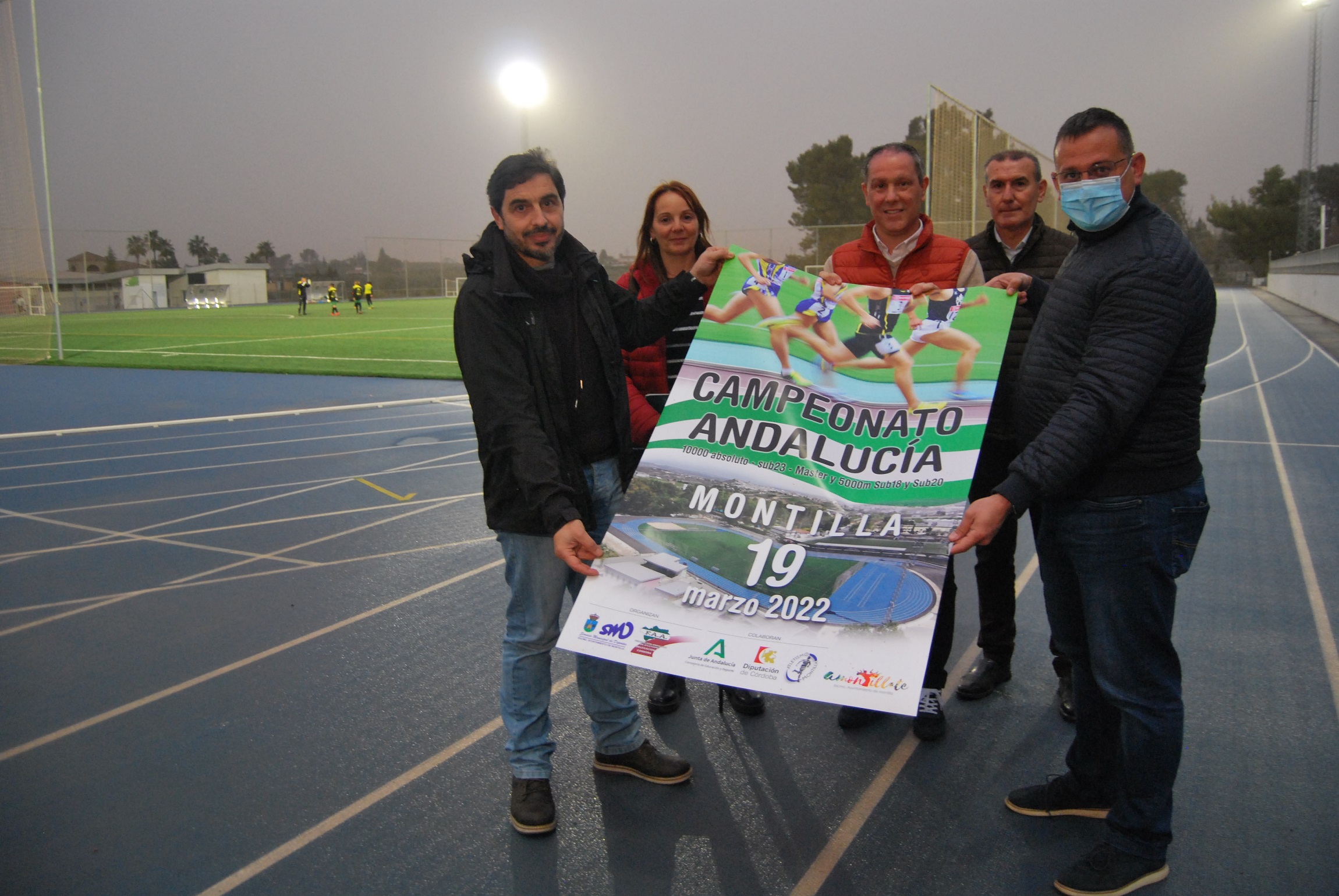 Miguel Sánchez junto a miembros del Club Atletismo Montilla en la presentación del Cto. de Andalucía