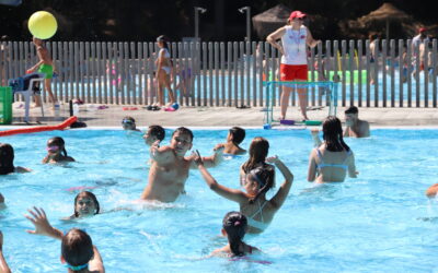 Fiesta escolar en las piscinas del polideportivo