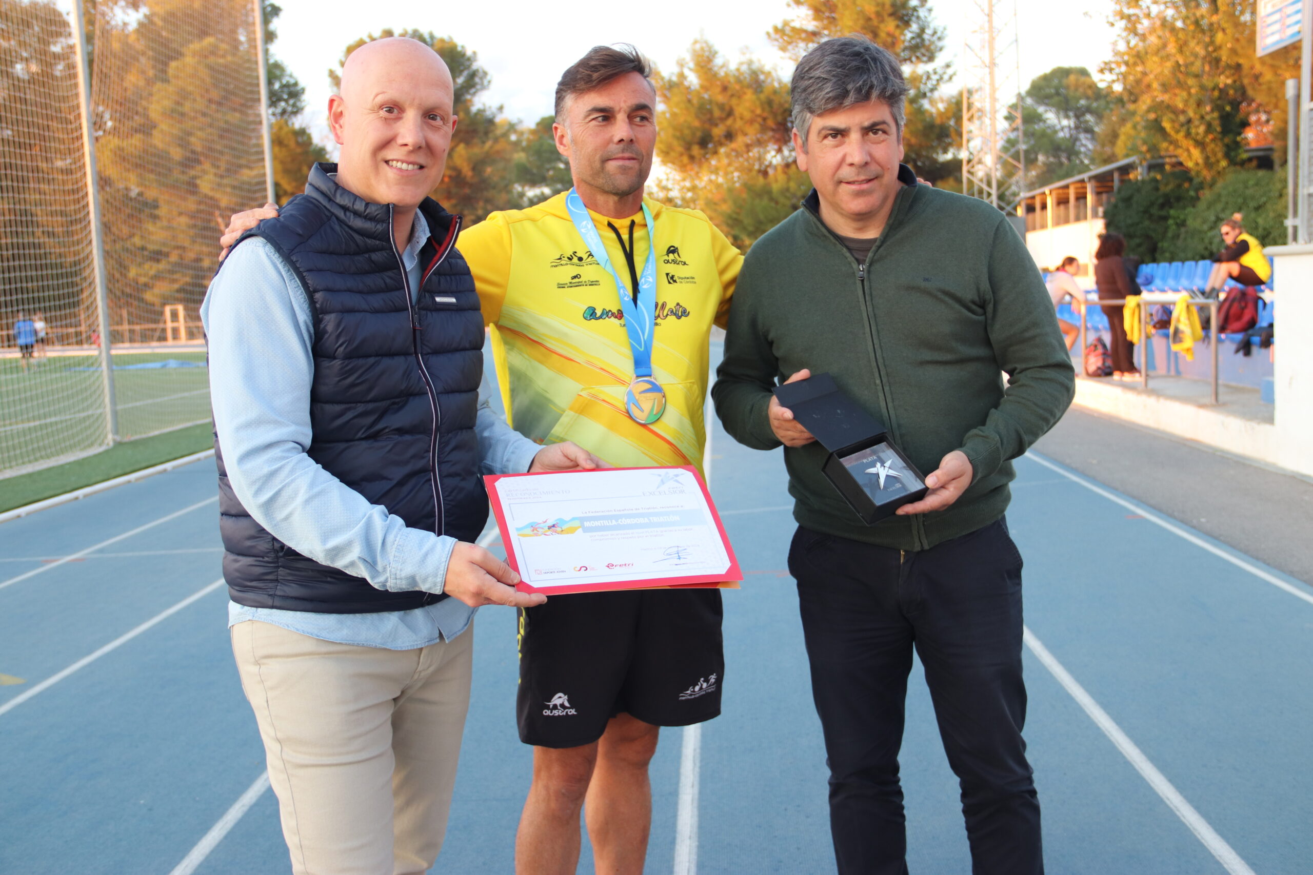 Rafael Llamas y Miguel Sánchez junto al presidente del Montilla Córdoba Triatlón